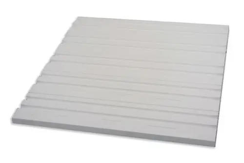 Weißes Plattenelement von Roth mit gerillter Oberfläche, geeignet für Rohrzuführungen. Flache Bauweise mit gleichmäßigen Rillen.